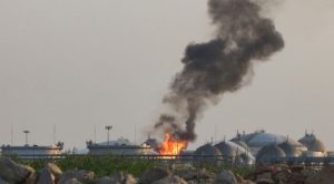 Kobaran api terlihat di fasilitas milik perusahaan minyak saudi aramco di selatan riyadh pada 3 Oktober 2026.